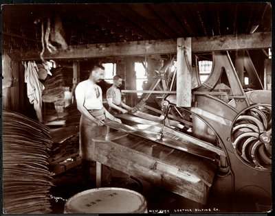 1905年にニューヨークレザーベルト社で革と重機を扱っている2人の男性の内部ビュー（銀ゼラチンプリント） 作： Byron Company